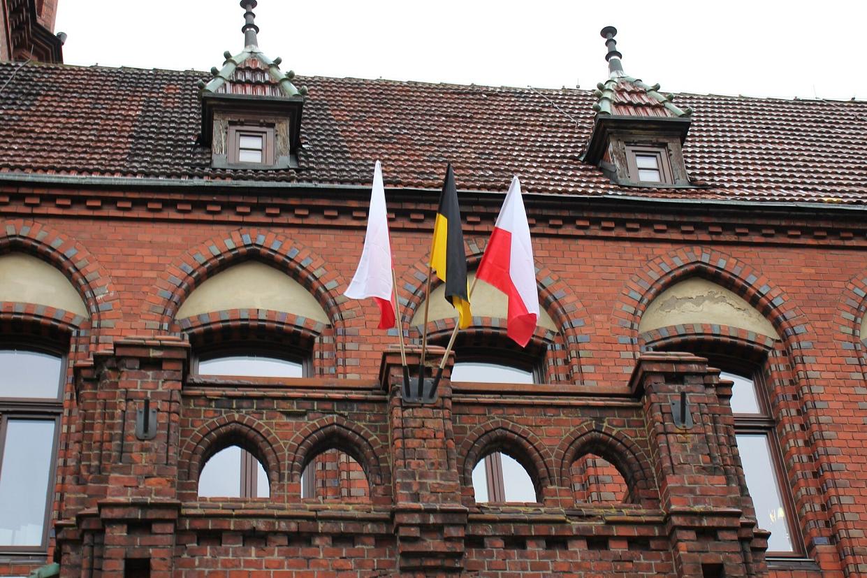 Czarno-żółta flaga na ratuszu. Świętujemy Dzień Jedności Kaszubów