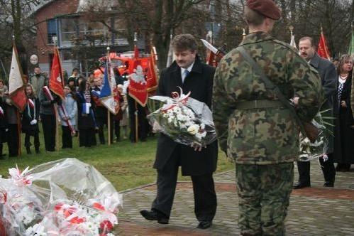 Salwa honorowa i kwiaty pod Obeliskiem Niepodległości