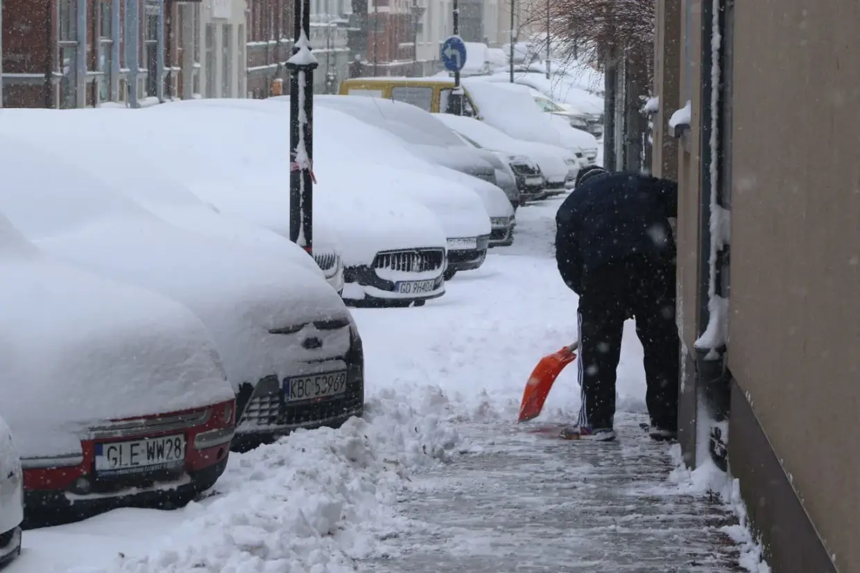 Przypominamy! Odśnieżanie chodnika przed posesją jest obowiązkiem właściciela nieruchomości