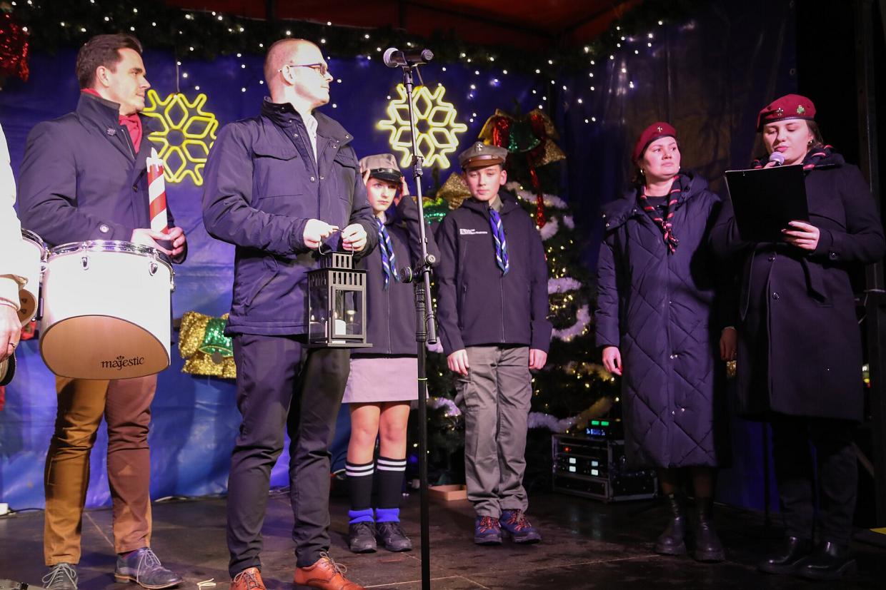 Harcerze przekazują Betlejemskie Światło Pokoju