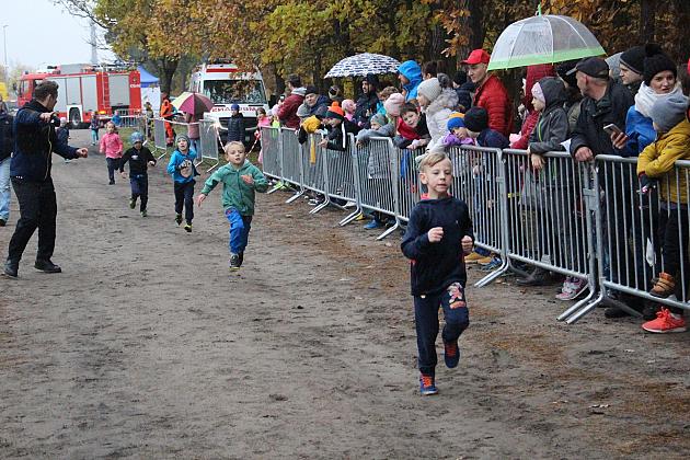 Indywidualne Biegi Przełajowe z okazji Święta Niepodległości w strugach deszczu