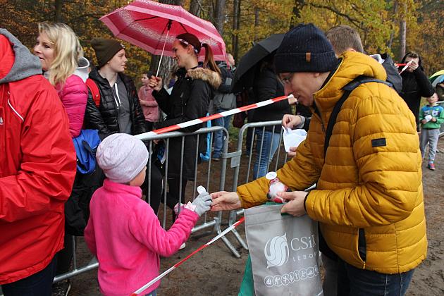 Indywidualne Biegi Przełajowe z okazji Święta Niepodległości w strugach deszczu