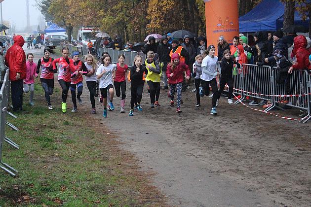 Indywidualne Biegi Przełajowe z okazji Święta Niepodległości w strugach deszczu