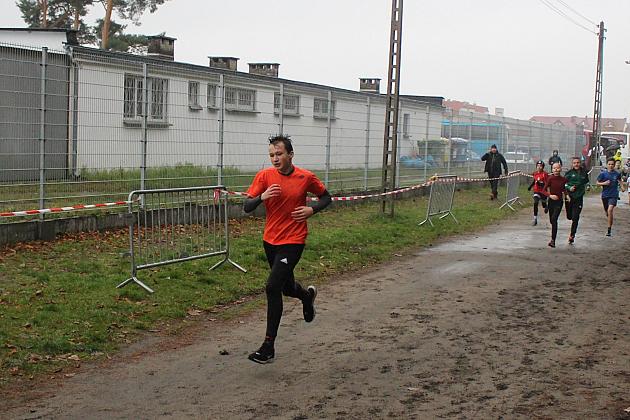 Indywidualne Biegi Przełajowe z okazji Święta Niepodległości w strugach deszczu