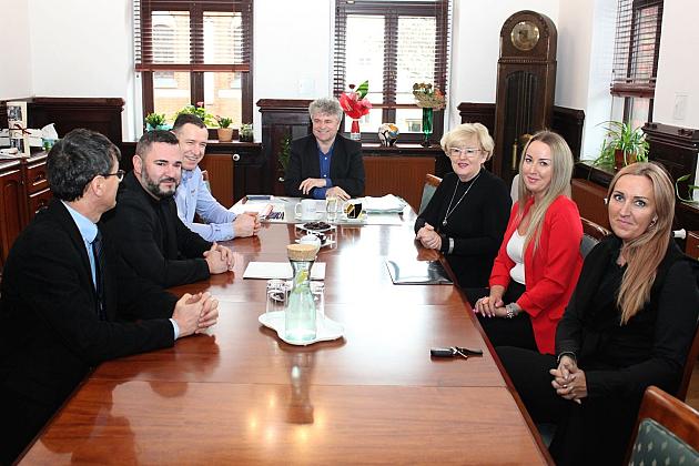 Organizatorzy charytatywnej gali walki w ratuszu