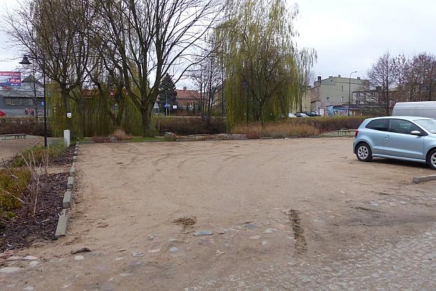 Utwardzony parking przy ulicy Przymurnej