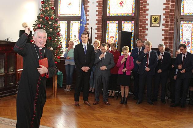 Biskup Ryszard Kasyna z kolędą w ratuszu