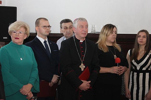 Biskup Ryszard Kasyna z kolędą w ratuszu