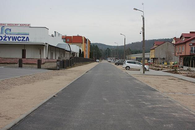 Nowy asfalt i 50 miejsc parkingowych przy Olimpijczyków