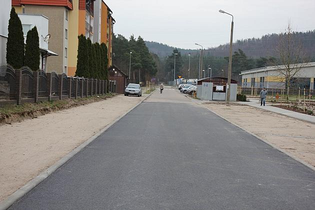 Nowy asfalt i 50 miejsc parkingowych przy Olimpijczyków