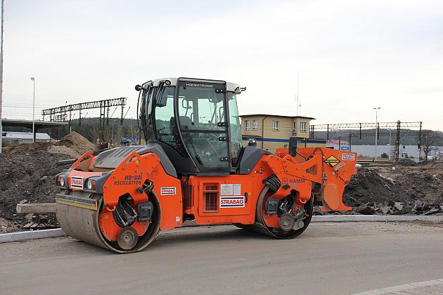 Walce drogowe przed dworcem PKP