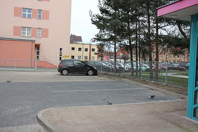 Powiększony parking przy szpitalu. 14 nowych miejsc