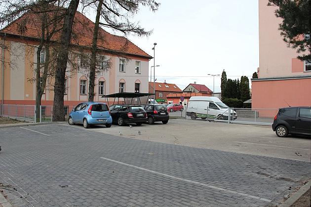 Powiększony parking przy szpitalu. 14 nowych miejsc