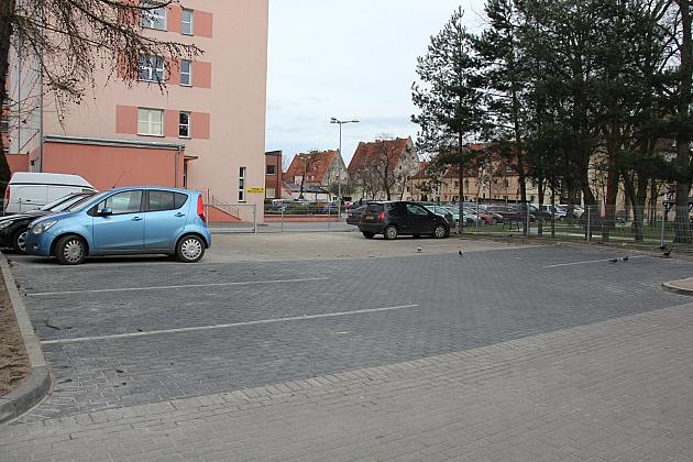 Powiększony parking przy szpitalu. 14 nowych miejsc