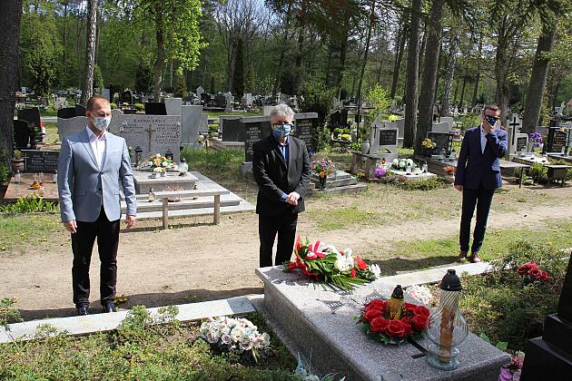 Kwiaty złożone ofiarom wojny