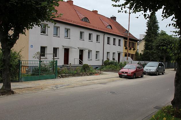 Nowy chodnik i zatoki postojowe przy Stryjewskiego