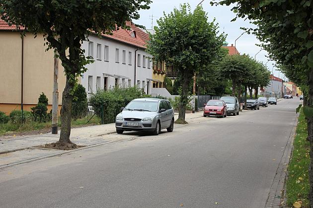 Nowy chodnik i zatoki postojowe przy Stryjewskiego