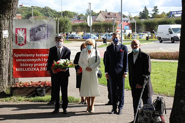 Dzień Sybiraka. Kwiaty i znicze pod Pomnikiem Zesłańcom Sybiru