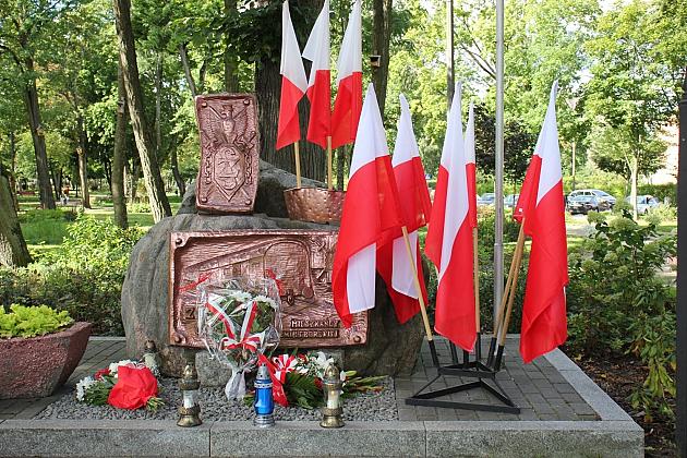 Dzień Sybiraka. Kwiaty i znicze pod Pomnikiem Zesłańcom Sybiru