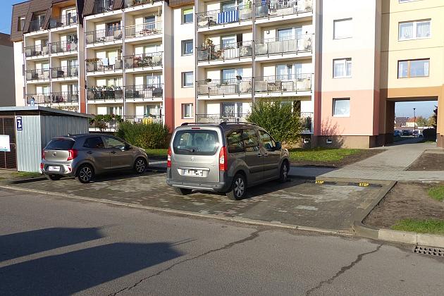 Nowy chodnik i miejsca postojowe przy Łasaka