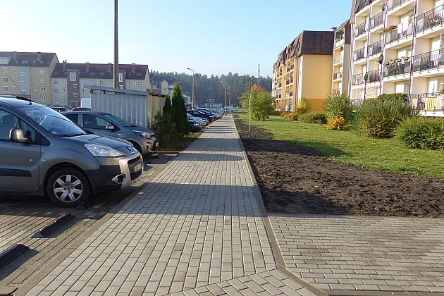 Nowy chodnik i miejsca postojowe przy Łasaka