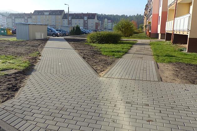 Nowy chodnik i miejsca postojowe przy Łasaka