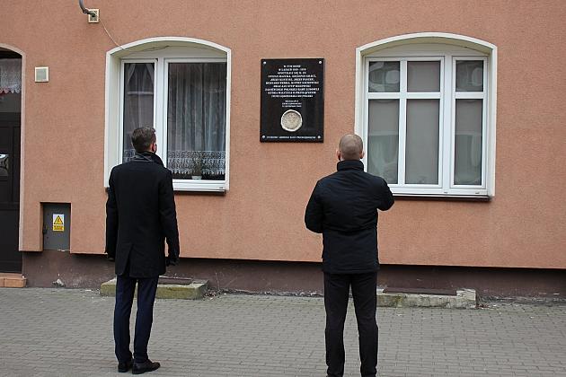 Święto Niepodległości. Znicze pod tablicą Polskiej Rady Ludowej i pomnikiem gen. Sosabowskiego