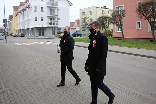 Święto Niepodległości. Znicze pod tablicą Polskiej Rady Ludowej i pomnikiem gen. Sosabowskiego