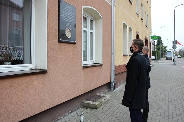 Święto Niepodległości. Znicze pod tablicą Polskiej Rady Ludowej i pomnikiem gen. Sosabowskiego