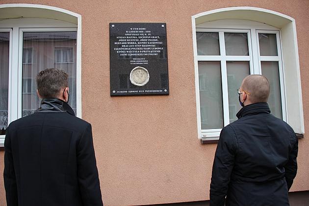 Święto Niepodległości. Znicze pod tablicą Polskiej Rady Ludowej i pomnikiem gen. Sosabowskiego