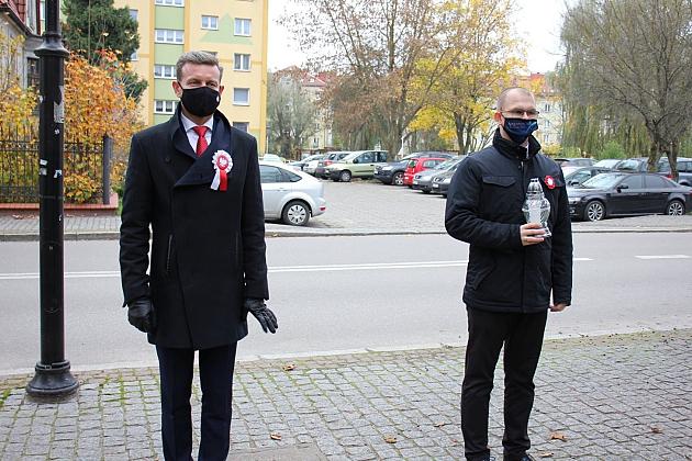 Święto Niepodległości. Znicze pod tablicą Polskiej Rady Ludowej i pomnikiem gen. Sosabowskiego
