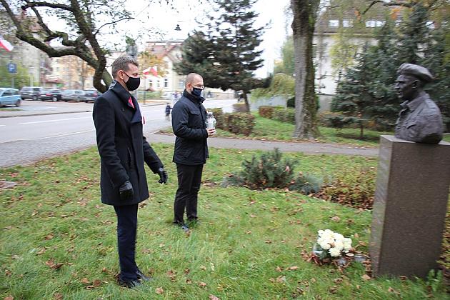 Święto Niepodległości. Znicze pod tablicą Polskiej Rady Ludowej i pomnikiem gen. Sosabowskiego