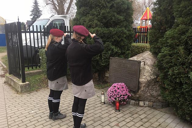 Capstrzyk Niepodległość pod pomnikiem gen. Sosabowskiego