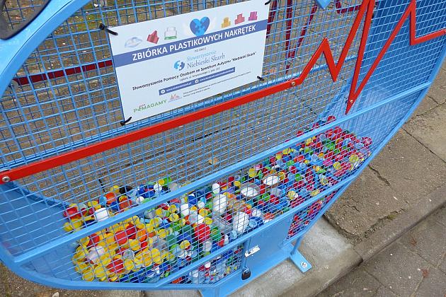 Serce na plastikowe nakrętki stanęło przy Staromiejskiej