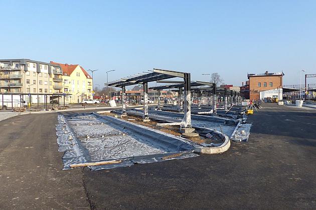 Stawiają wiaty na Lęborskim Węźle Przesiadkowym