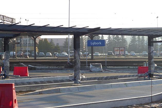 Stawiają wiaty na Lęborskim Węźle Przesiadkowym