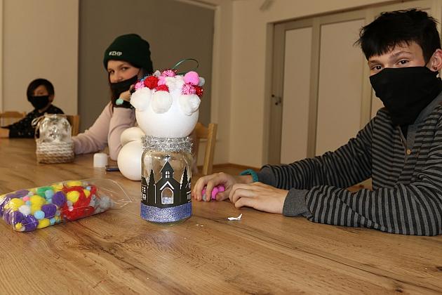 Świąteczne ozdoby na zajęciach ze streetworkerką