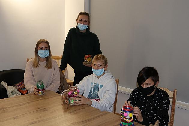 Świąteczne ozdoby na zajęciach ze streetworkerką