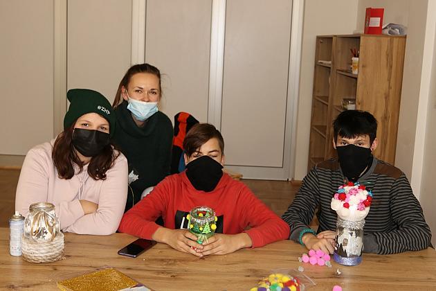 Świąteczne ozdoby na zajęciach ze streetworkerką