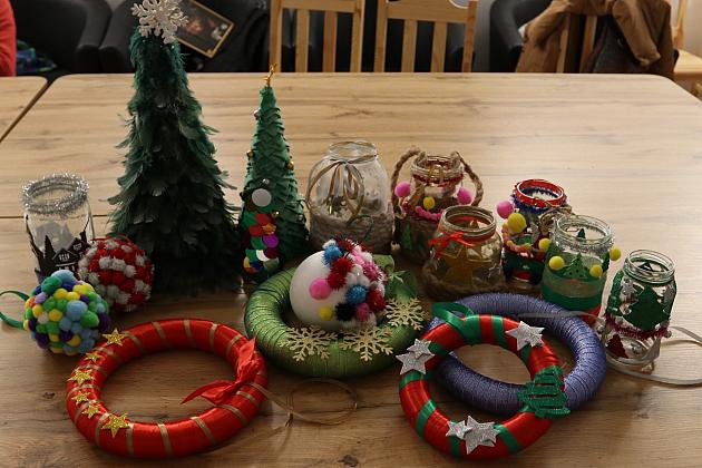 Świąteczne ozdoby na zajęciach ze streetworkerką