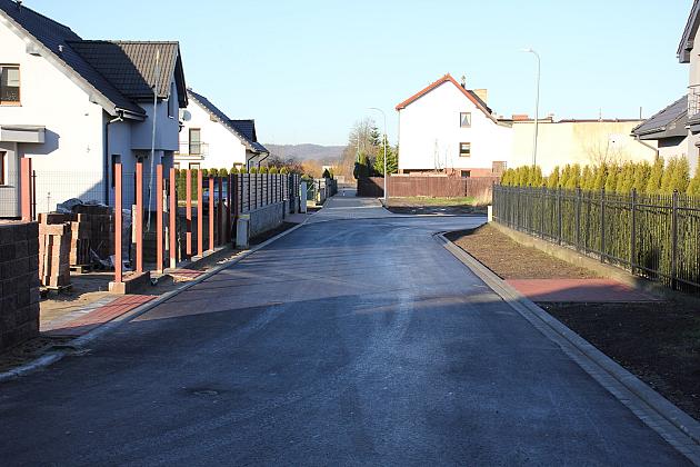 Ulica Witkacego z nowym asfaltem