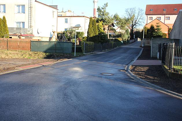 Ulica Witkacego z nowym asfaltem