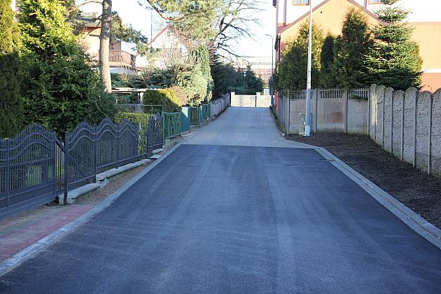 Ulica Witkacego z nowym asfaltem