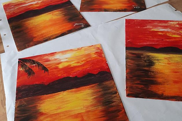 Seniorki na warsztatach malowania