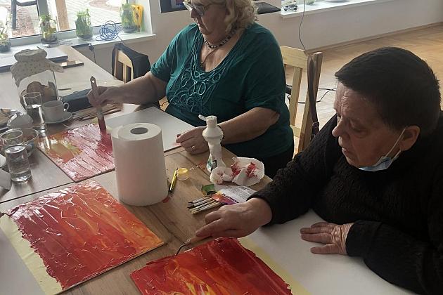 Seniorki na warsztatach malowania