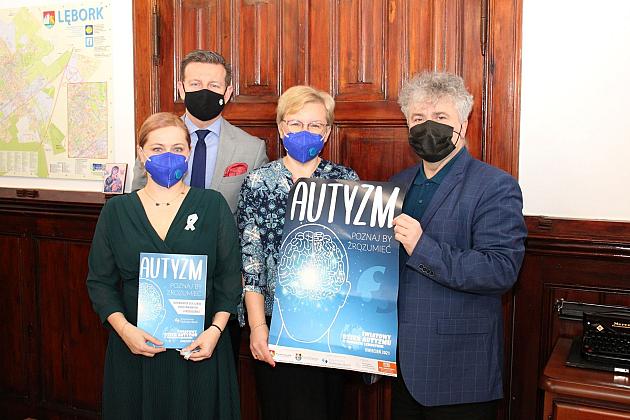 Niebieska wstążeczka przypomina o Dniach Autyzmu