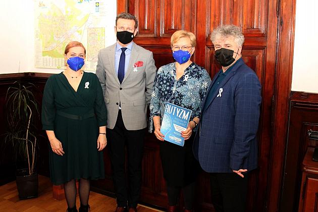 Niebieska wstążeczka przypomina o Dniach Autyzmu