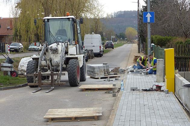 Nowy chodnik na Harcerzy coraz bliżej