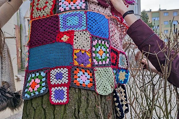 Happening Eko-Nić przed biblioteką – w Międzynarodowym Dniu Książki i Praw Autorskich