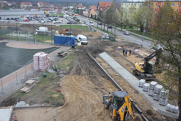Przy SP1 powstaje parking i efektowny dziedziniec